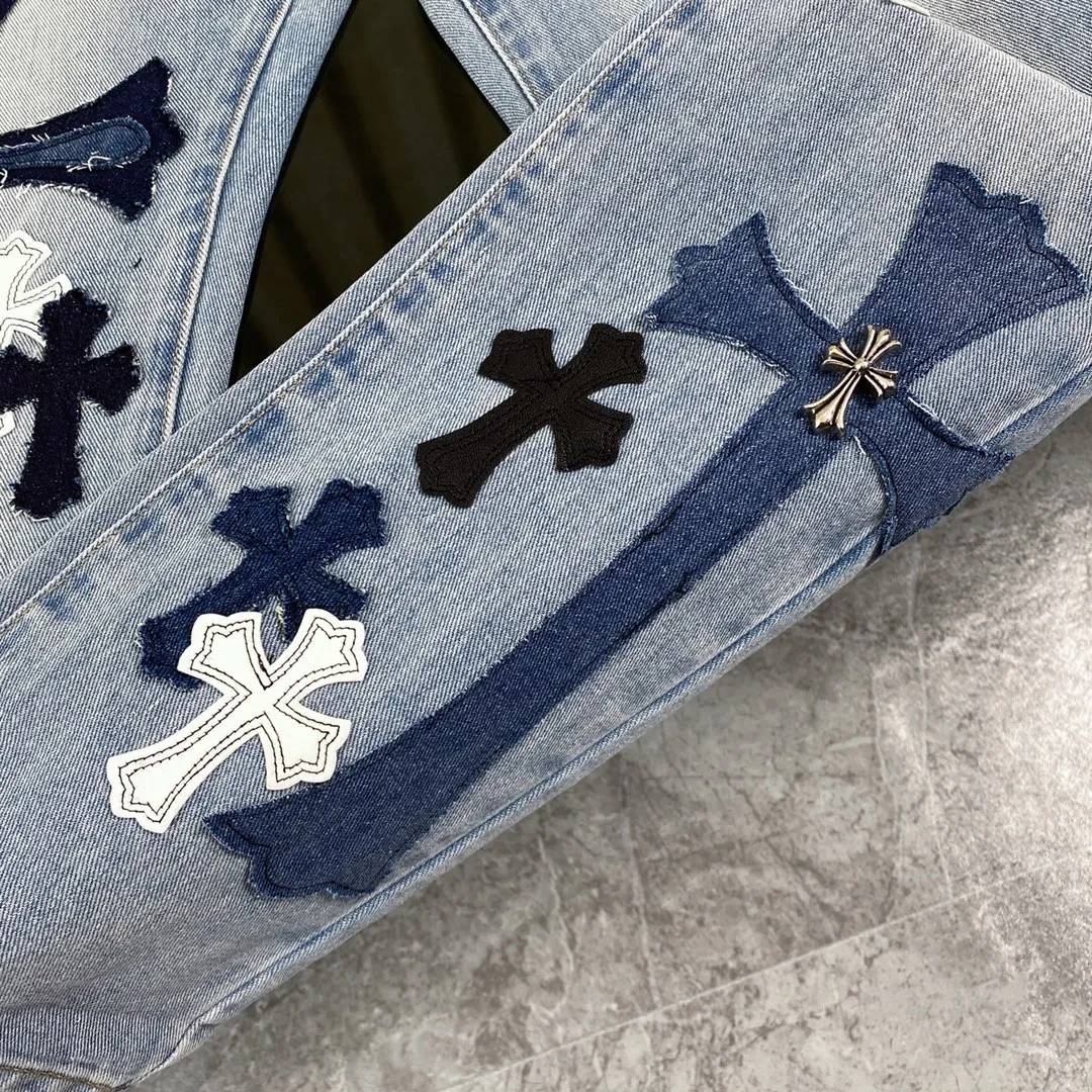 🅿️360 Ch rare co-branded top item Chrome hearts new Chrome hearts patchwork leather patch cross stitching micro-flare jeans Top-notch configuration, invincible details! ! Cleanfit has become very popular in the past two years, and Kroxin’s consistent style is particularly high-end! ! Imported Japanese woven fabric ready-made clothes, genuine leather Crocodile leather labels and waist cloth leather tags are sewn on. The overall process is very cumbersome. The buttons on the trousers fly, rivets, back pockets and metal decorative plates are all custom-made from molds. After they are finished, they are distressed to create a very effective effect. It has a vintage taste, and has been used by all kinds of big-name European and American celebrities. Kenijima’s cleanfit style has become popular all over the world~ Top-grade hardware, pay attention to my detailed photos, the buttons are all detachable, and they are made of 925 engraved silver! ! Match as you like, suitable for both men and women ✔️✔️ Color: Blue Size: S M L XL